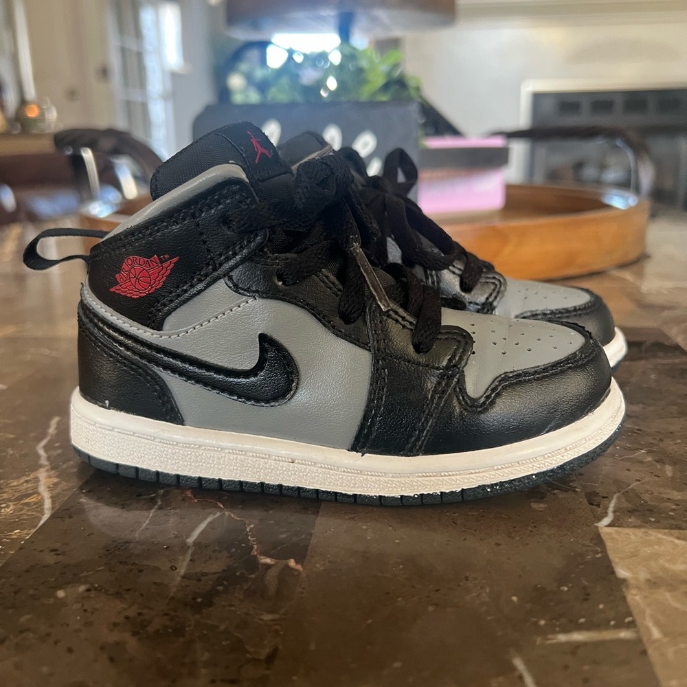 Slightly used AJ 1’s Mid Sneaker 
Black/Gray/White
